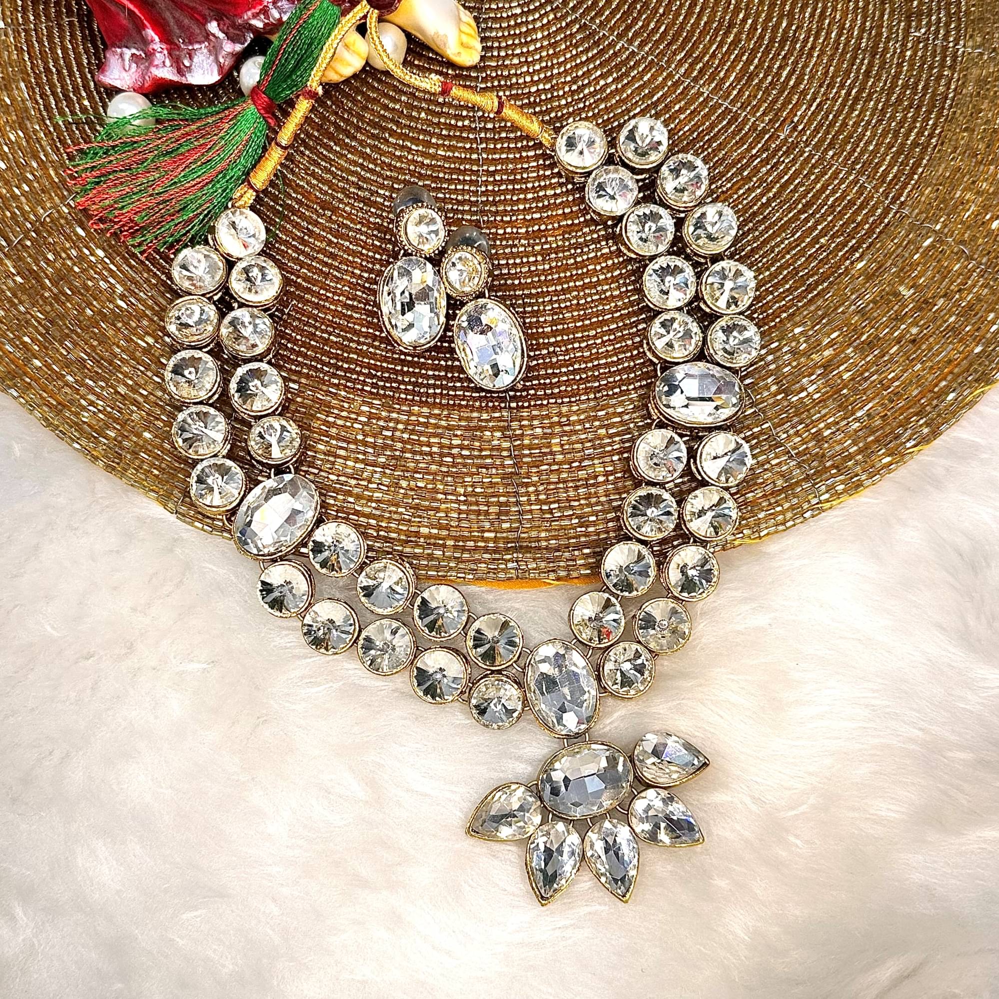     			JN HANDICRAFT White Alloy Necklace Set ( Pack of 1 )