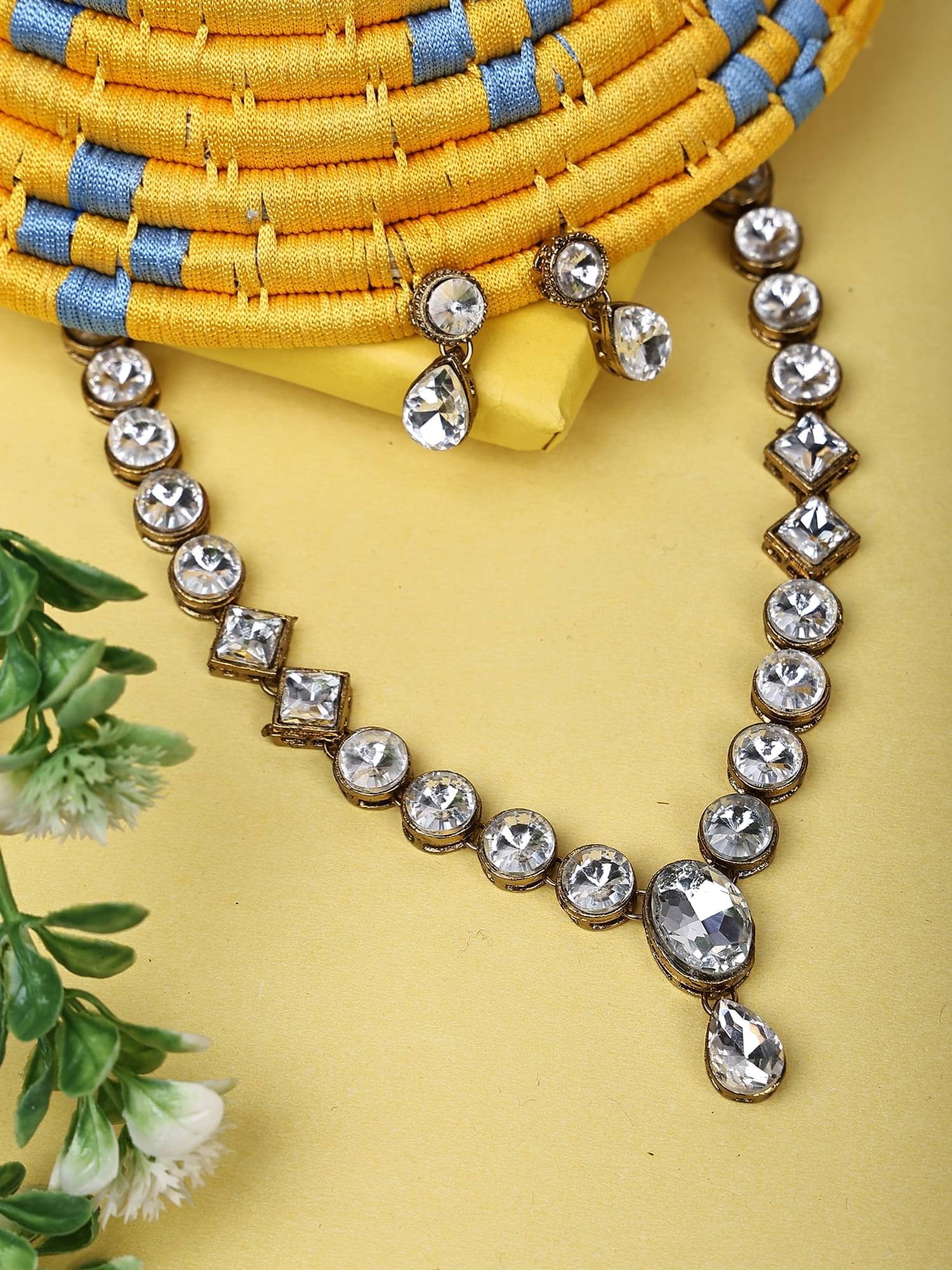     			JN HANDICRAFT White Alloy Necklace Set ( Pack of 1 )