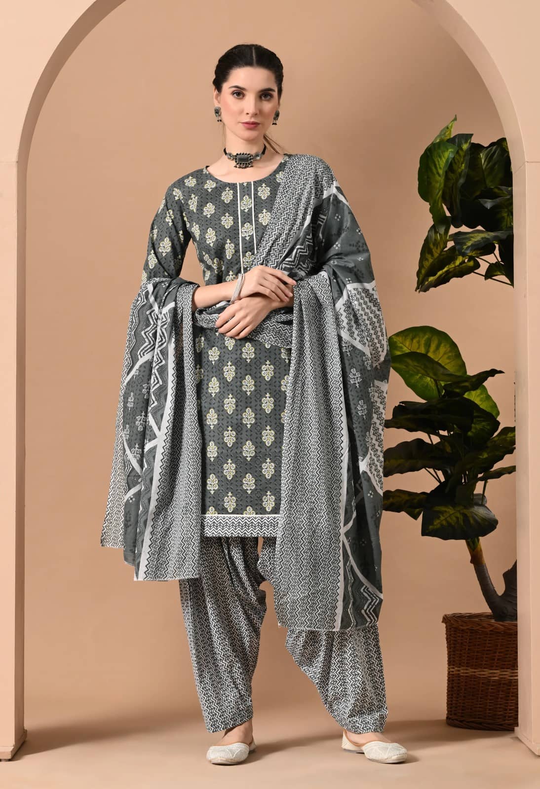 Metafab Women Cotton Blend Printed Straight Kurti With Patiala Salwar ( Grey )