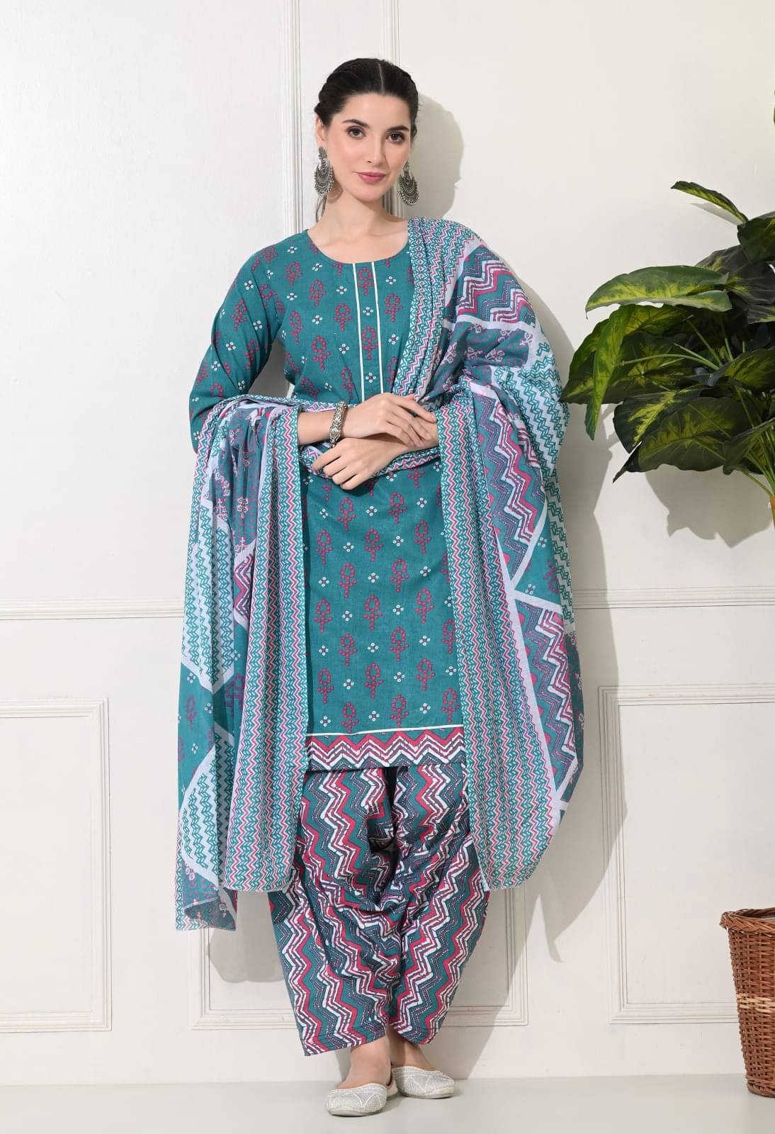     			Metafab Women Cotton Blend Printed Straight Kurti With Patiala Salwar ( Dark Green )