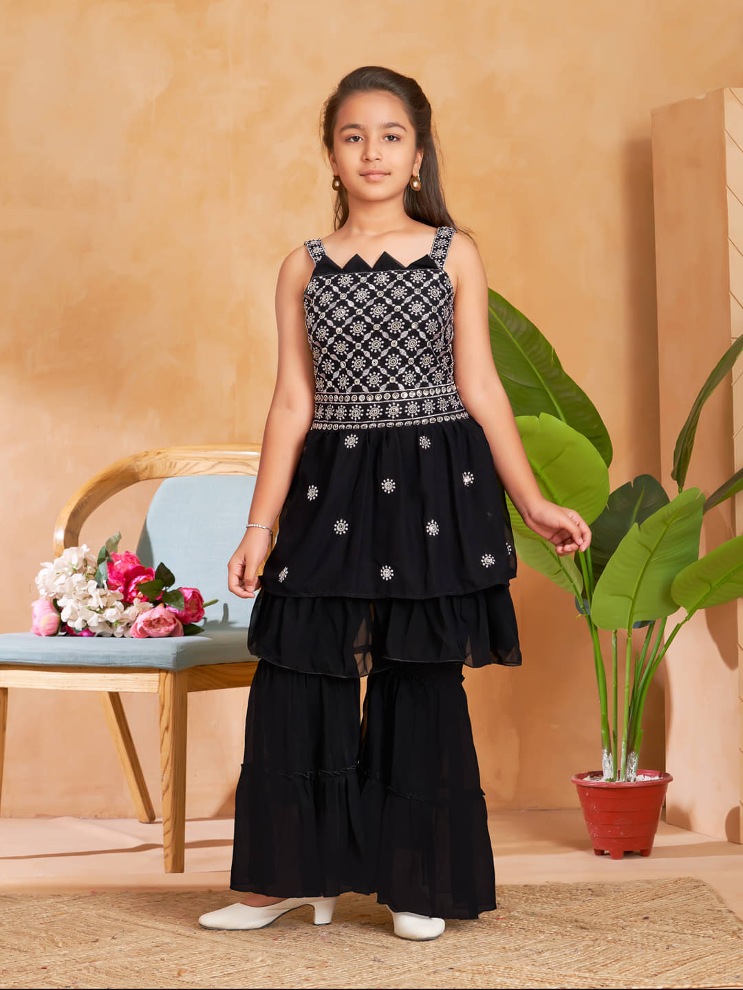     			Aarika Girls Georgette Kurti with Sharara ( Pack of 1 , Black )