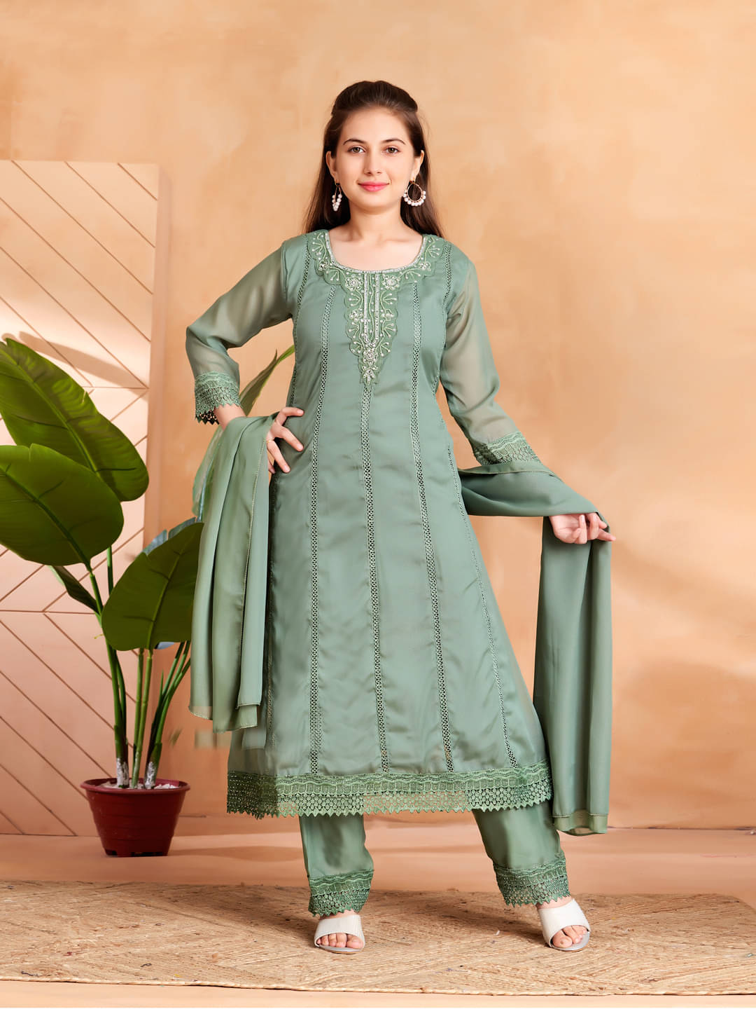     			Aarika Girls Georgette Kurti with Pants ( Pack of 1 , Green )