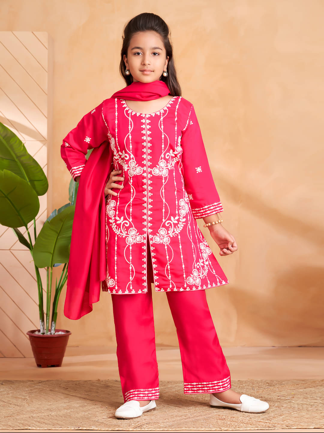     			Aarika Girls Silk Kurti with Pants ( Pack of 1 , Pink )
