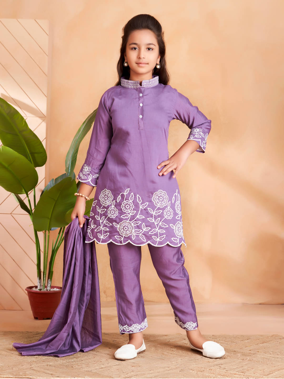     			Aarika Girls Silk Kurti with Pants ( Pack of 1 , Purple )
