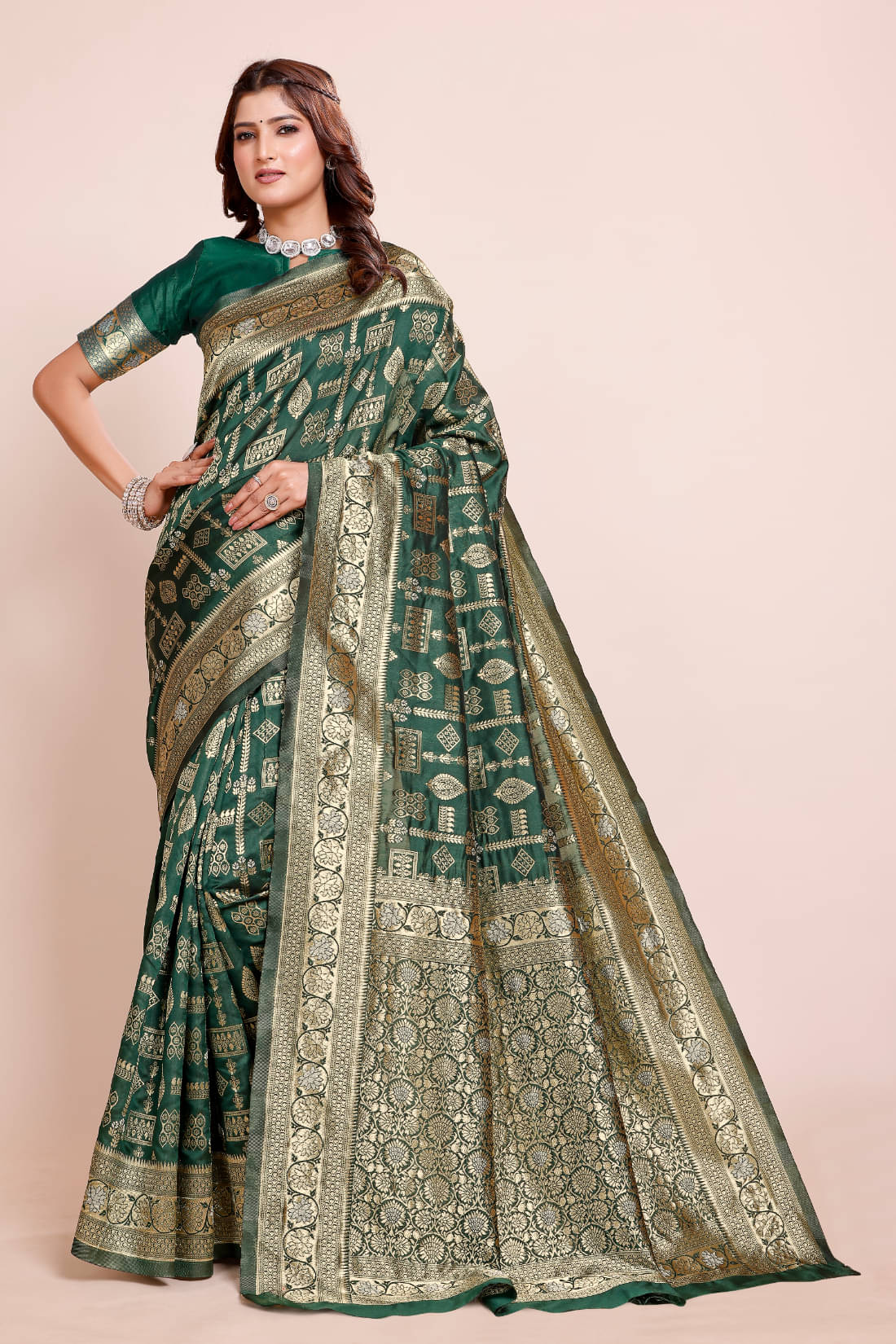     			DHAYNA AND REEWA FASHION Jacquard Woven Saree With Unstitched Blouse Piece ( Green )