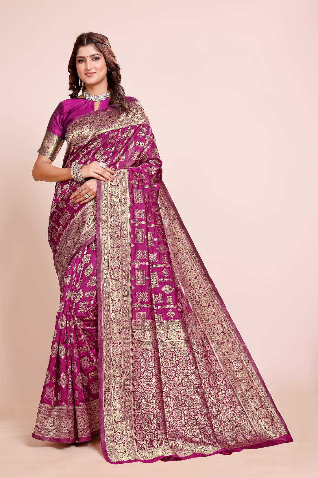     			DHAYNA AND REEWA FASHION Jacquard Woven Saree With Unstitched Blouse Piece ( Wine )