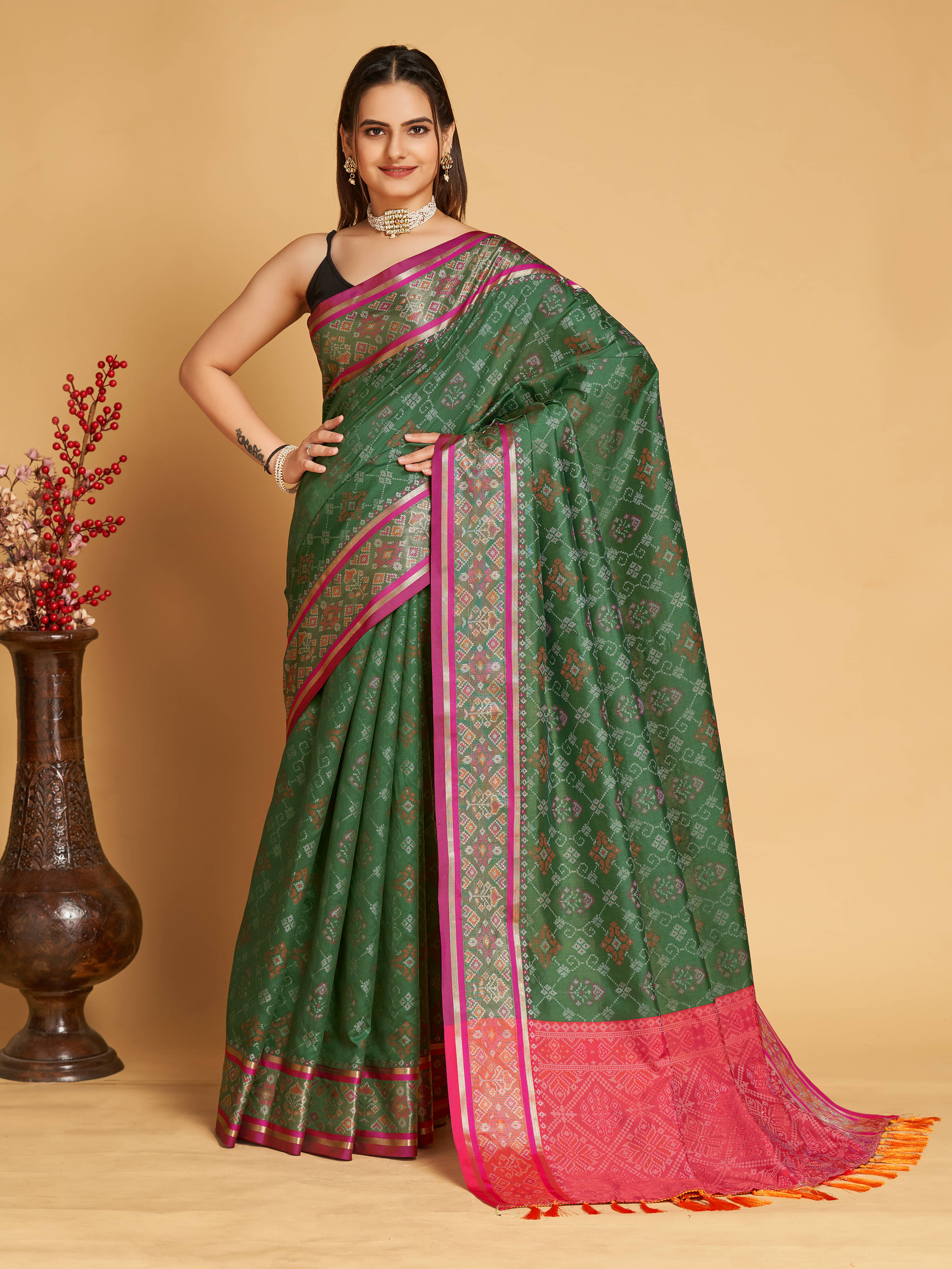     			Nayanthara Trends Silk Blend Woven Saree With Unstitched Blouse Piece ( Green )