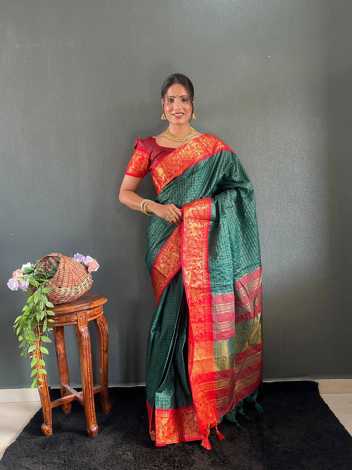     			JULEE Jacquard Embellished Saree With Unstitched Blouse Piece ( Green )