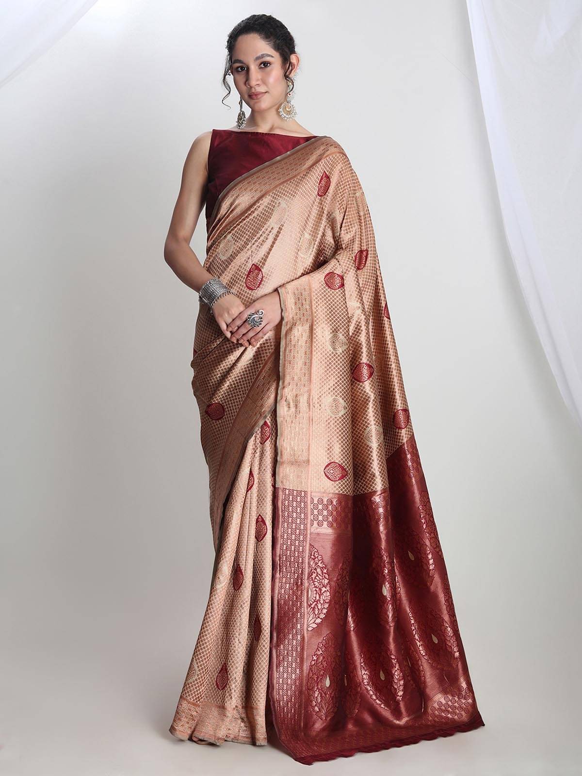     			Janasya Silk Blend Woven Saree With Unstitched Blouse Piece ( Maroon )