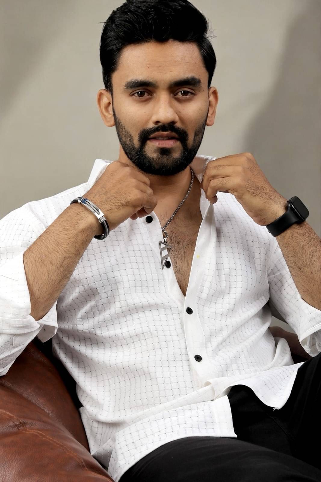 VELLOSTA Poly Cotton Regular Fit Checks Full Sleeves Men's Casual Shirt - White ( Pack of 1 )     			VELLOSTA Poly Cotton Regular Fit Checks Full Sleeves Men's Casual Shirt - White ( Pack of 1 )