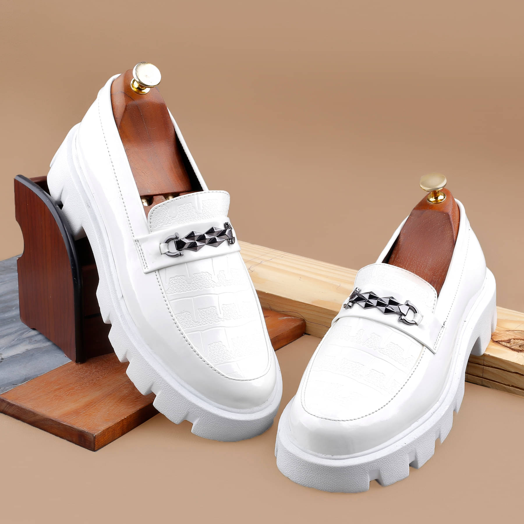     			YUVRATO BAXI White Men's Hazel