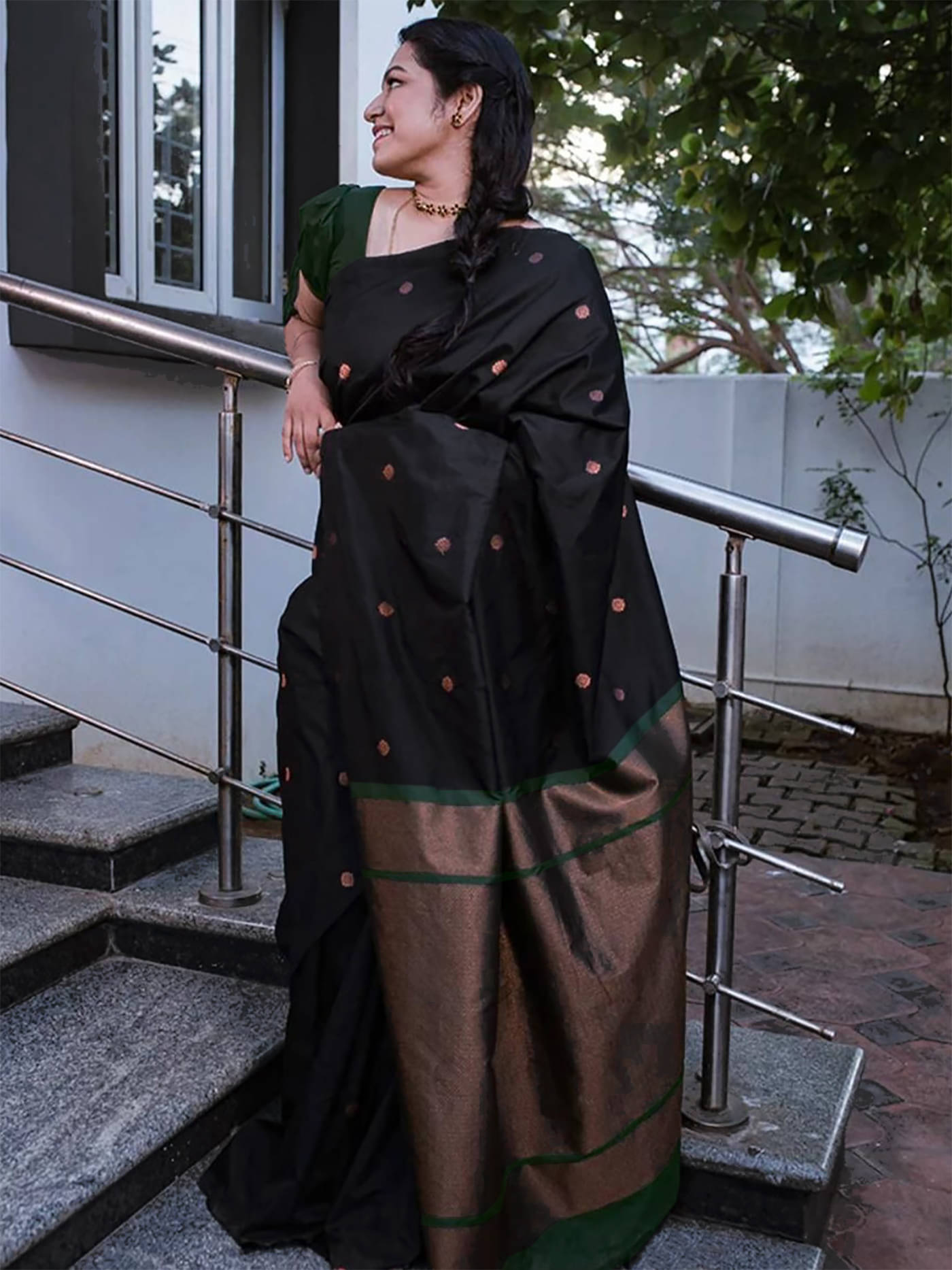     			Trijal Fab Jacquard Woven Saree With Unstitched Blouse Piece ( Black )