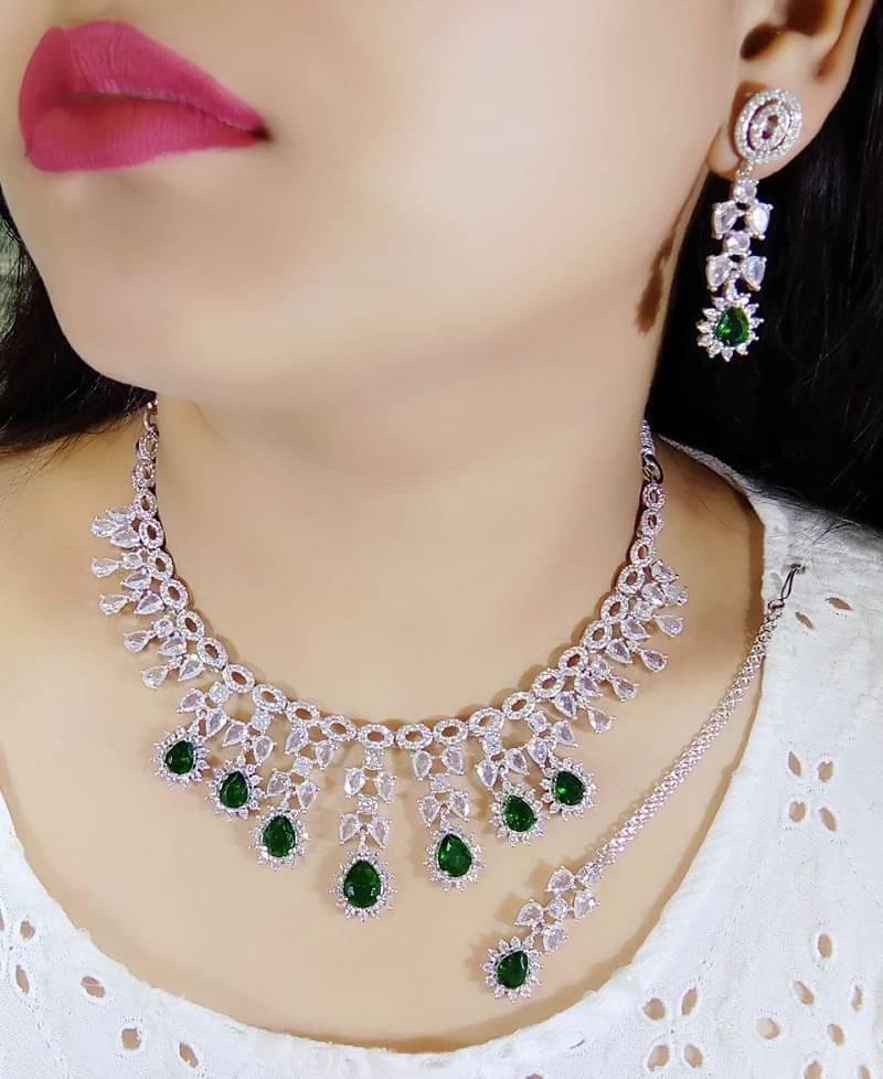     			Ladymania Green Alloy Necklace Set ( Pack of 1 )