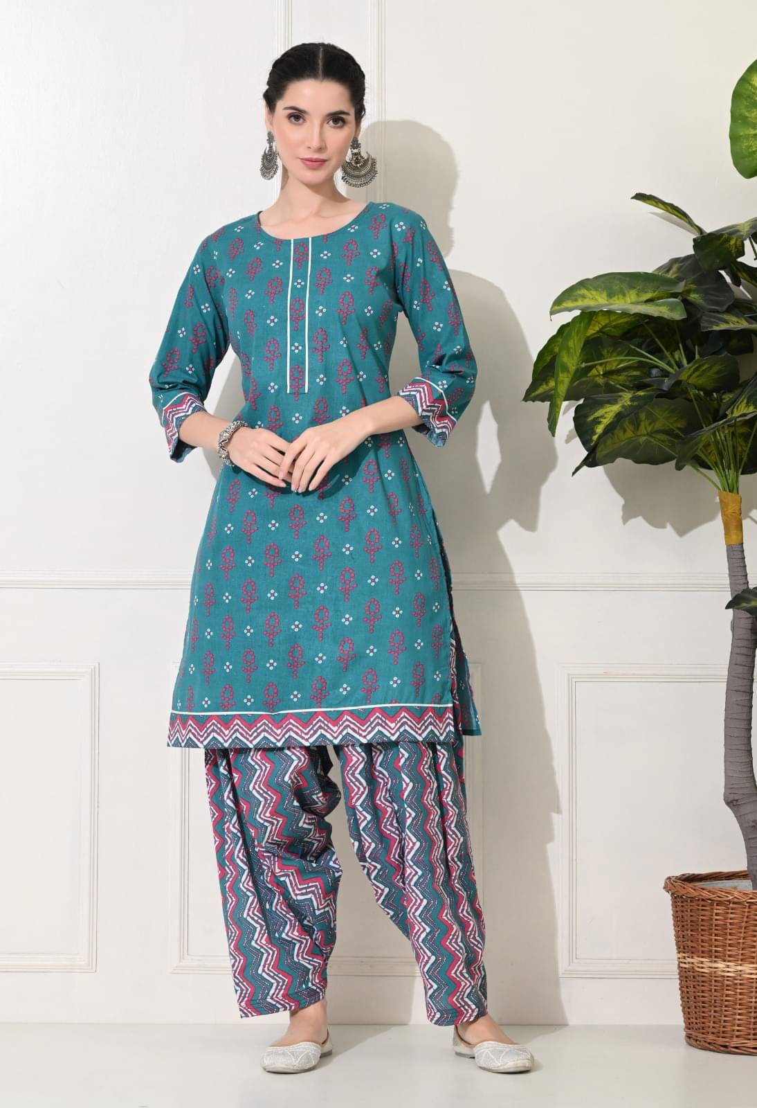     			Metafab Women Cotton Blend Printed Straight Kurti With Patiala Salwar ( Dark Green )