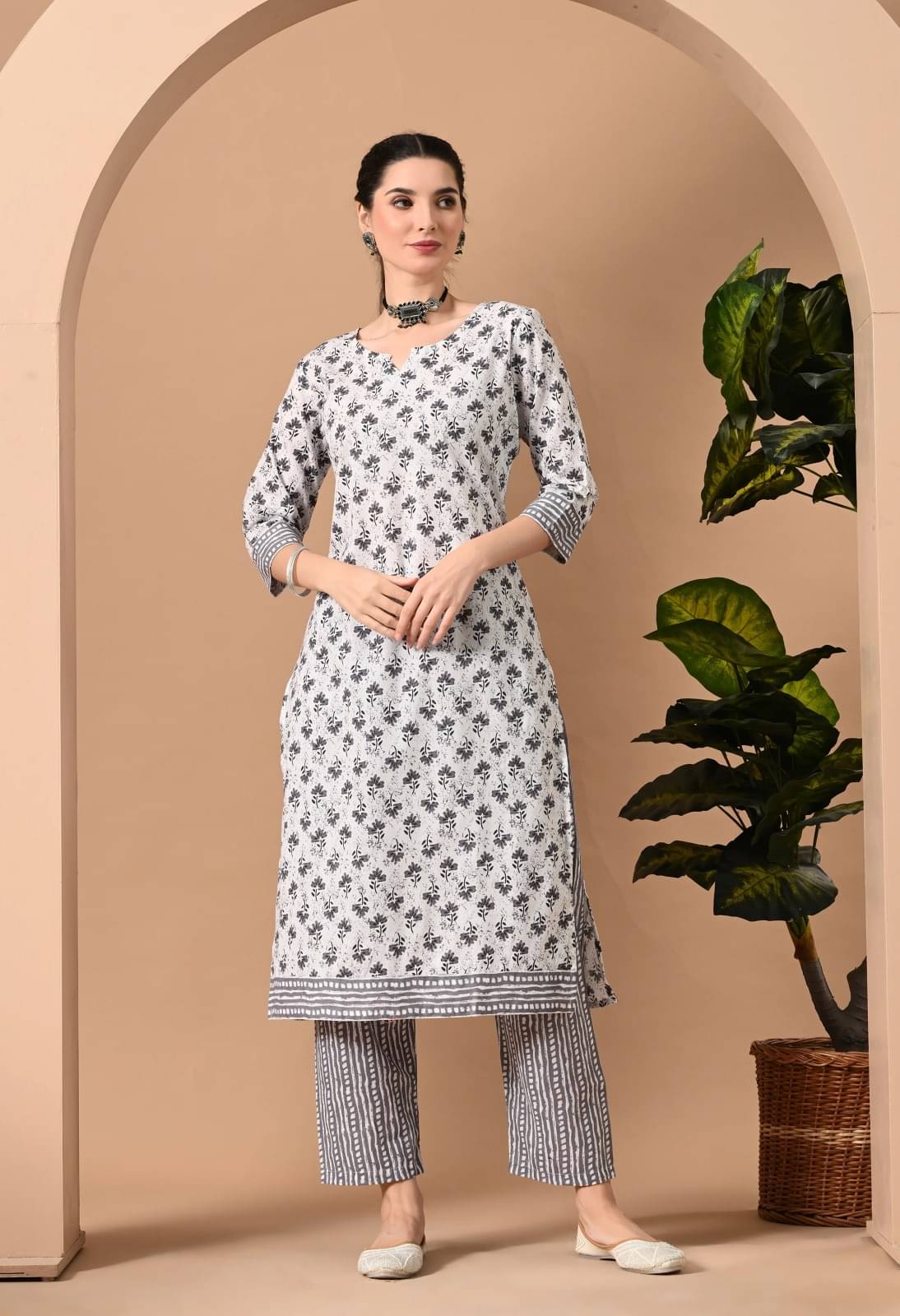Metafab Women Viscose Printed Straight Kurti With Pants ( White ) Metafab Women Viscose Printed Straight Kurti With Pants ( White )