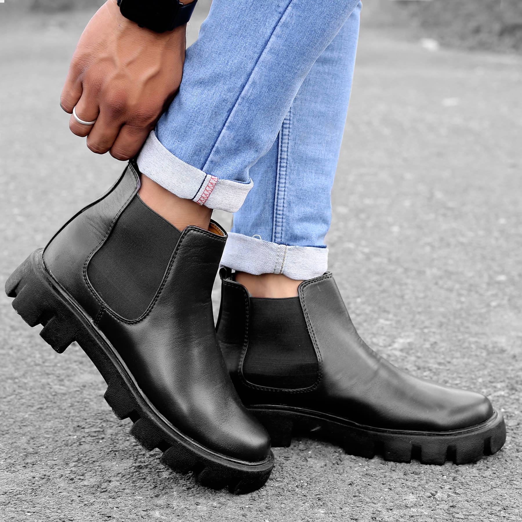     			YUVRATO BAXI Black Men's Chelsea Boots