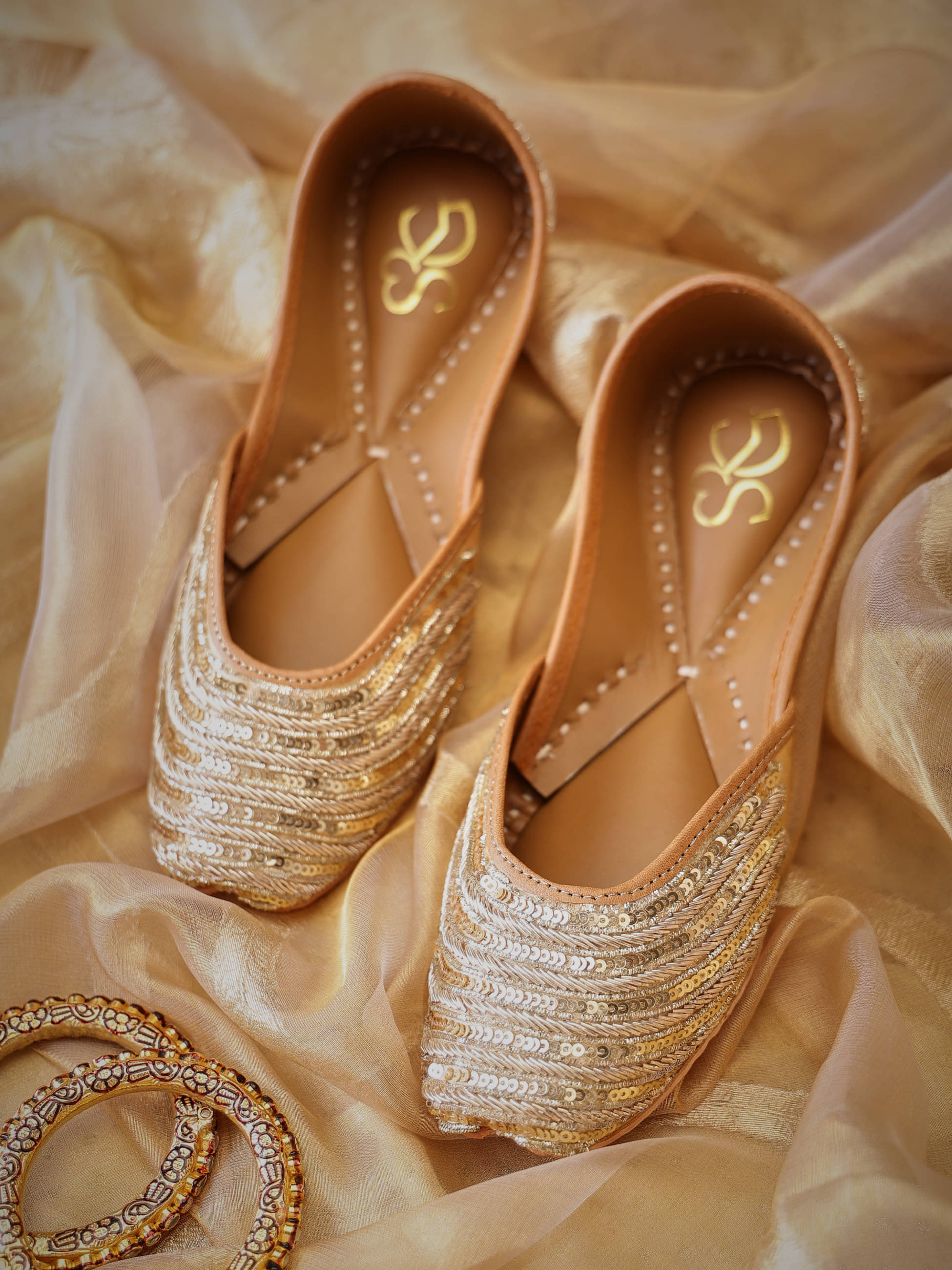     			LABEL SHONA ROHATGI GARG Gold Women's Mojaris