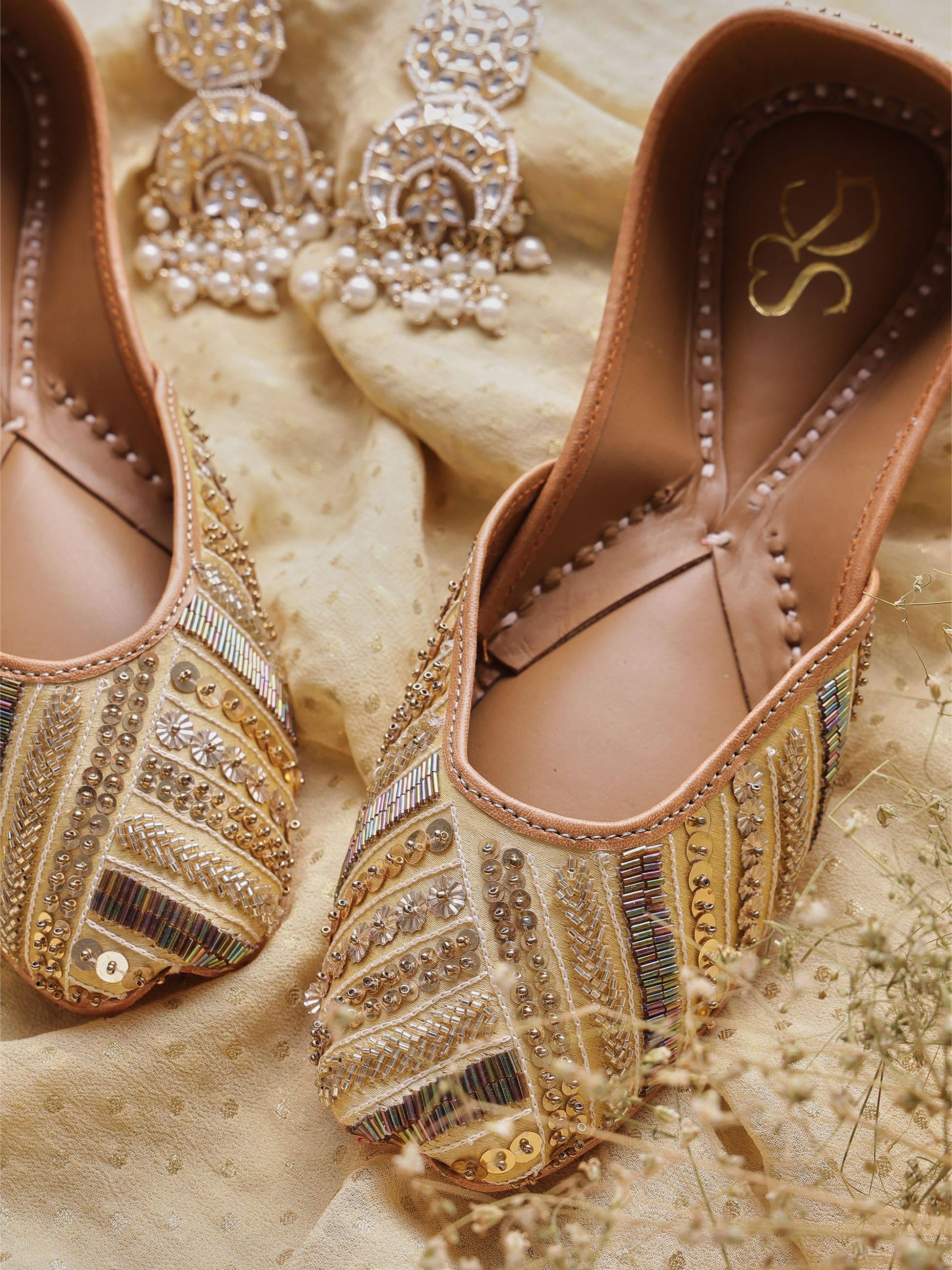     			LABEL SHONA ROHATGI GARG Gold Women's Mojaris