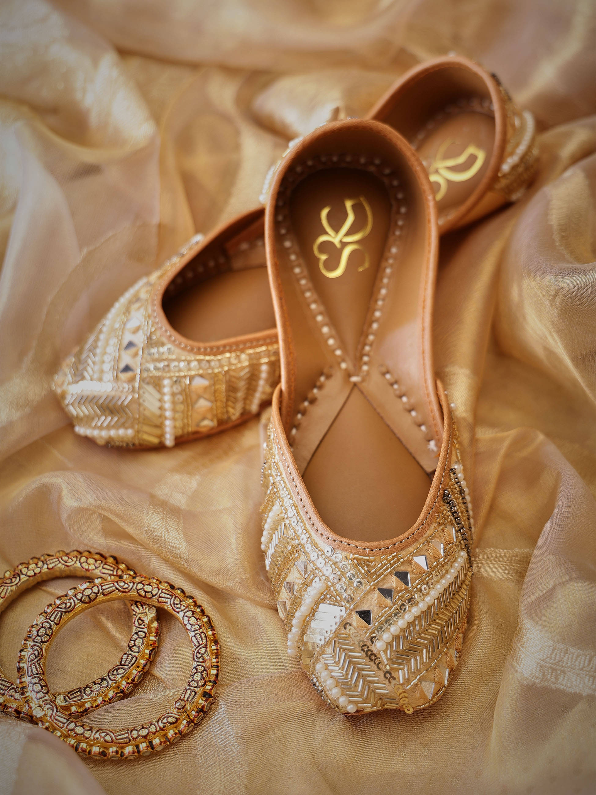    			LABEL SHONA ROHATGI GARG Gold Women's Mojaris