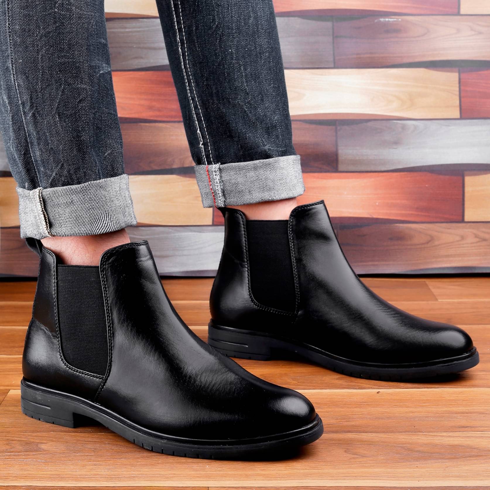     			YUVRATO BAXI Black Men's Chelsea Boots