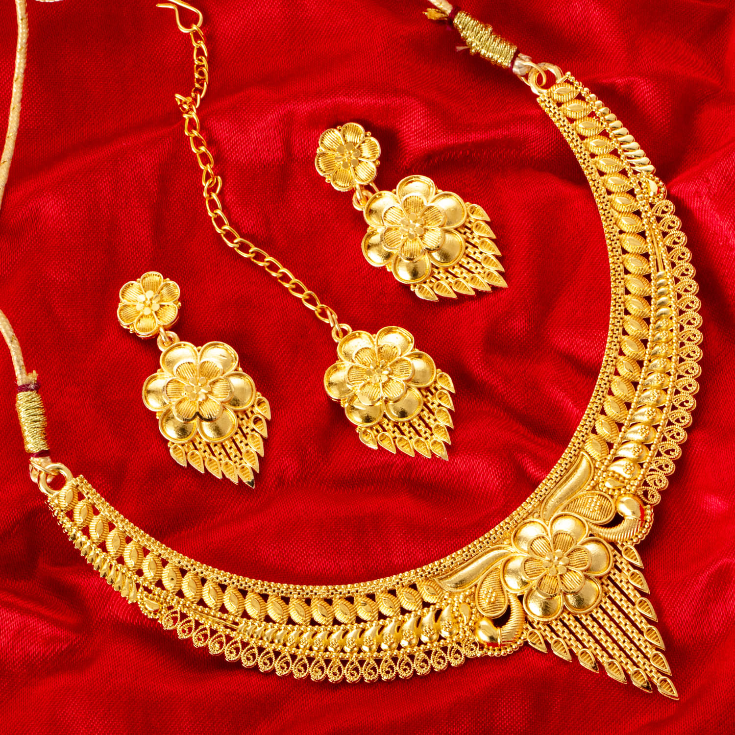     			Yash Collection Gold Brass Necklace Set ( Pack of 1 )