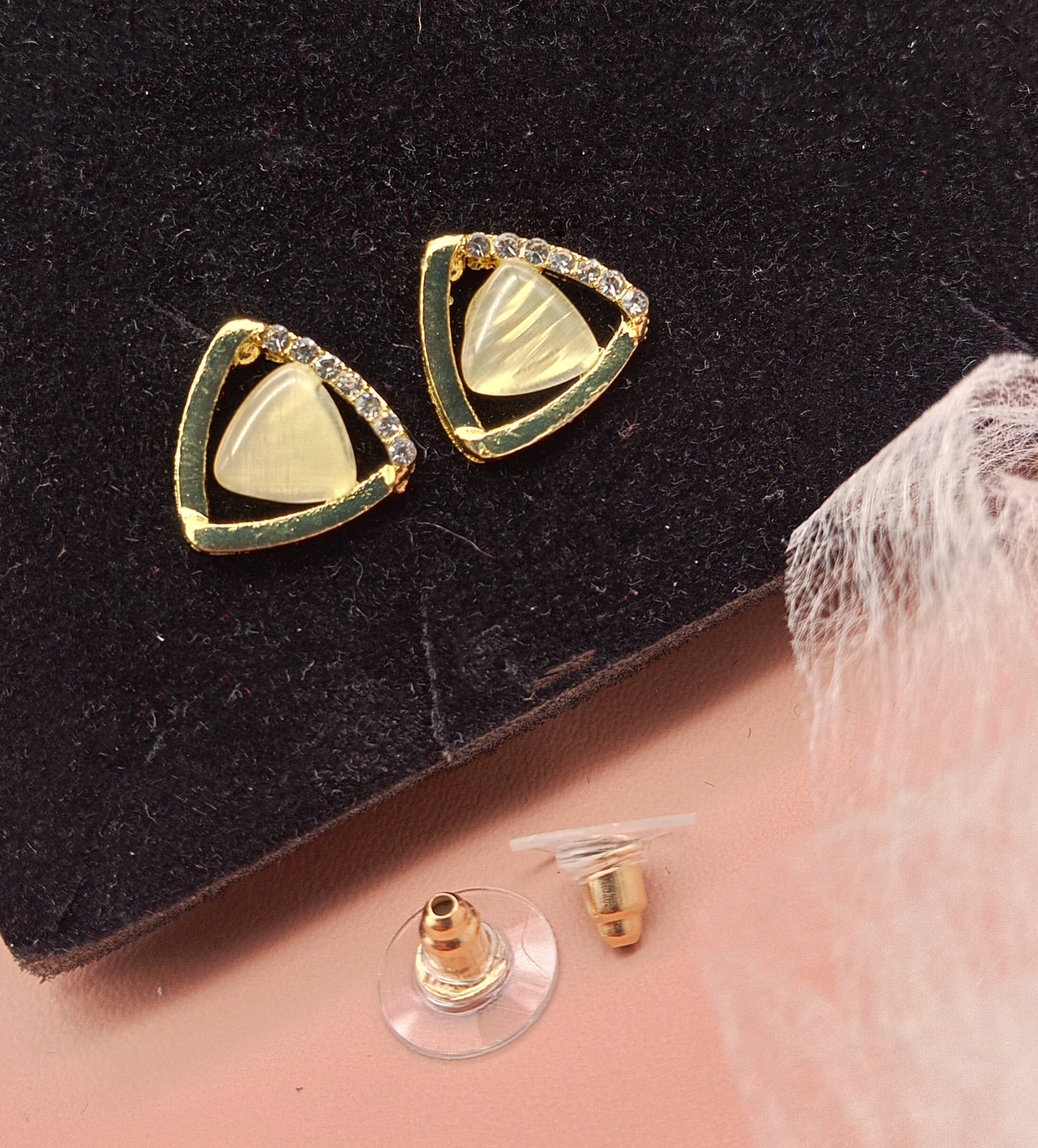     			SHANKHRAJ MA LL Gold Stud Earrings ( Pack of 1 )