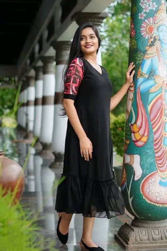     			BEETLORY Women Crepe Solid A-line Kurti ( Black )