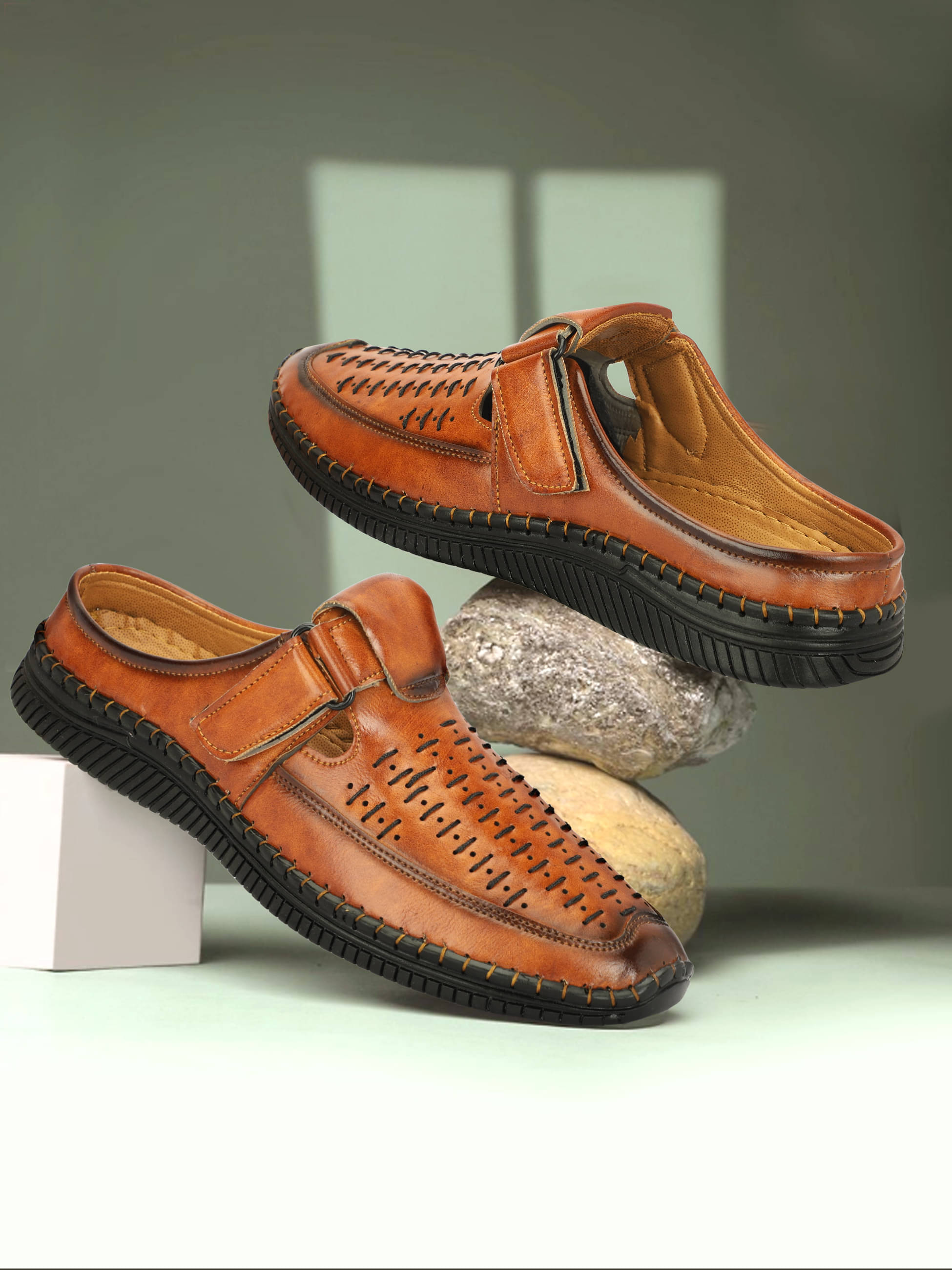     			Buxton - Tan Men's Sandals