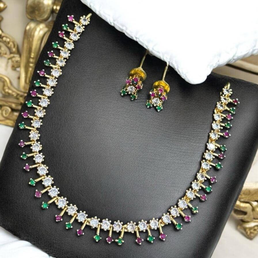    			KC JEWELS Golden Brass Necklace Set ( Pack of 1 )