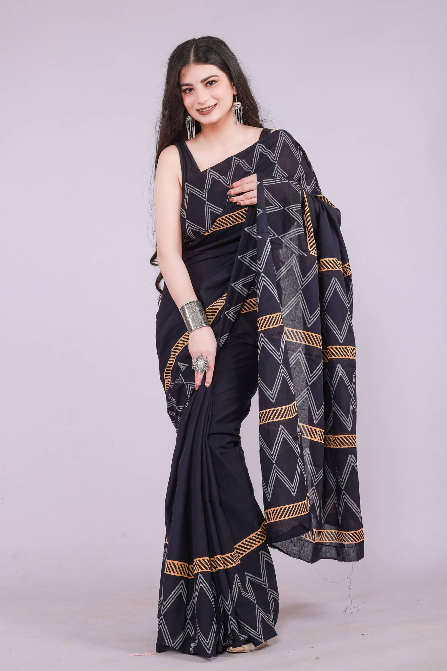     			NOITAERCPR Cotton Printed Saree With Unstitched Blouse Piece ( Black )