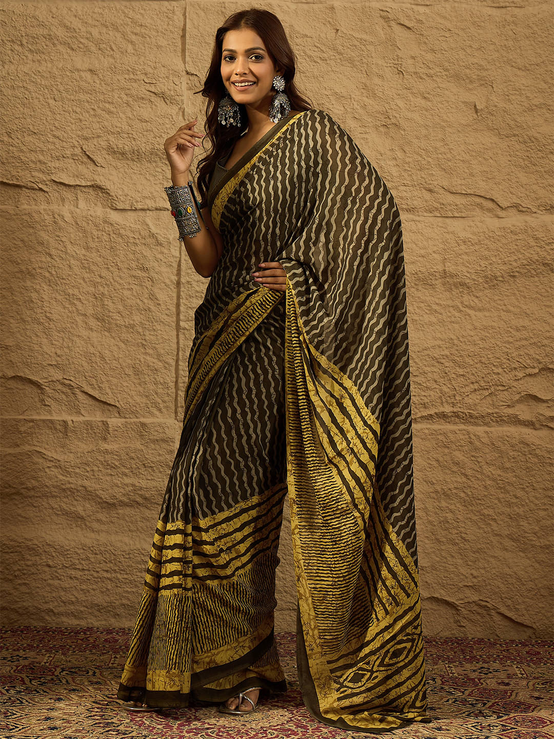 Vaamsi Georgette Striped Saree With Unstitched Blouse Piece ( Black ) Vaamsi Georgette Striped Saree With Unstitched Blouse Piece ( Black )