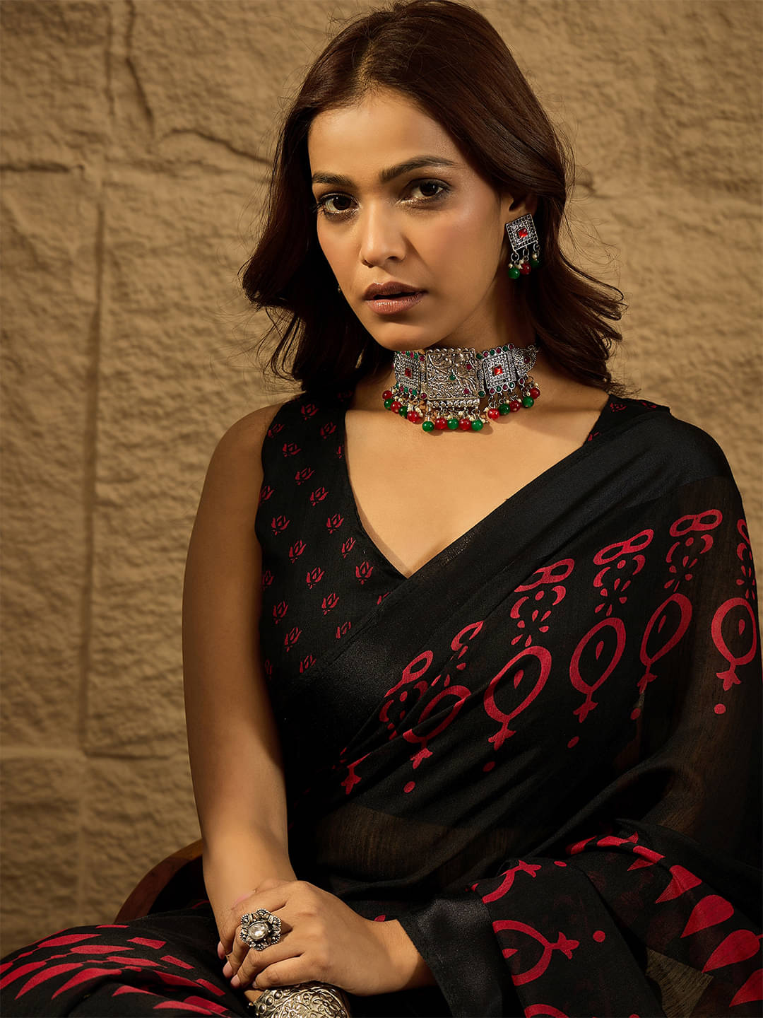 Vaamsi Art Silk Printed Saree With Unstitched Blouse Piece ( Black ) Vaamsi Art Silk Printed Saree With Unstitched Blouse Piece ( Black )