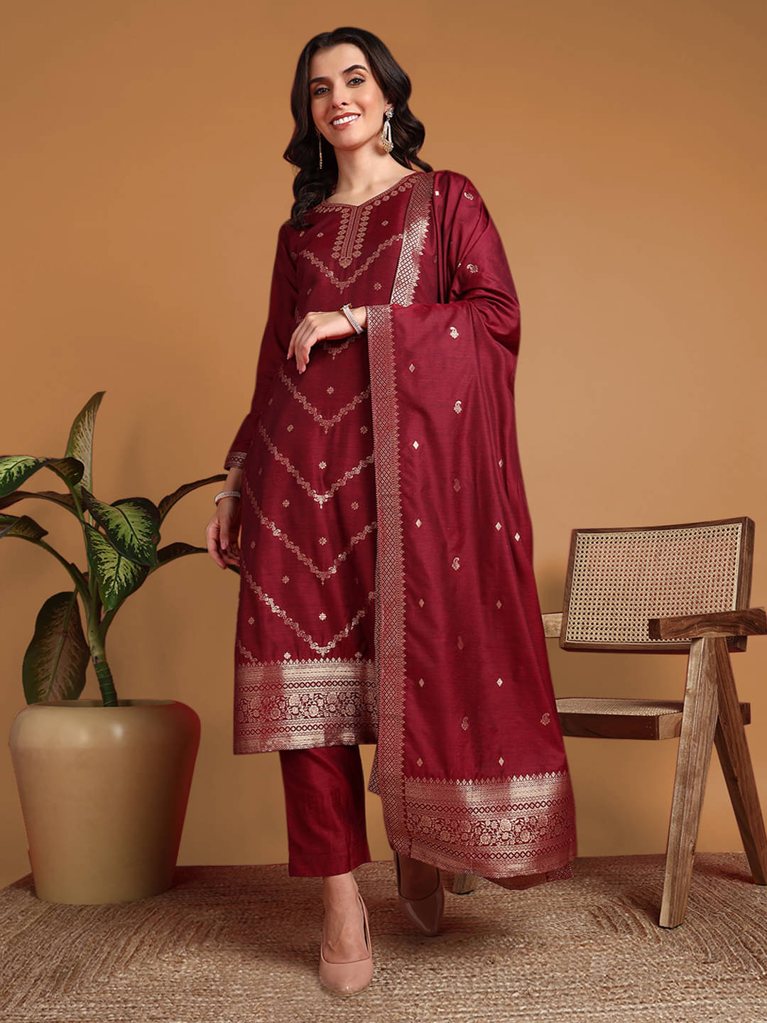     			Vaamsi Women Silk Blend Embellished Straight Kurti With Pants ( Maroon )