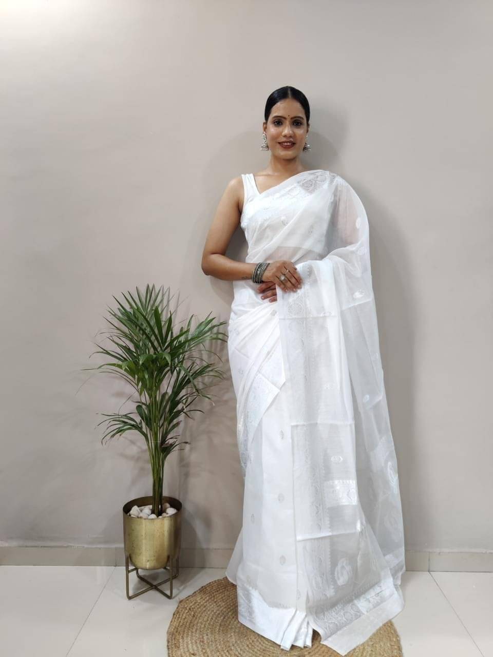 WOVEN STOCK Banarasi Silk Embroidered Saree With Unstitched Blouse Piece ( White ) WOVEN STOCK Banarasi Silk Embroidered Saree With Unstitched Blouse Piece ( White )