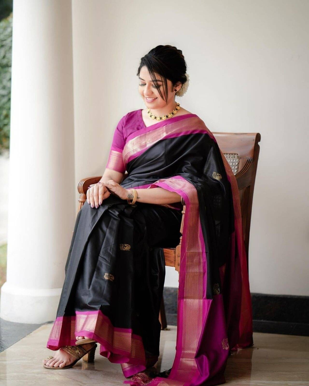 WOVEN STOCK Banarasi Silk Solid Saree With Unstitched Blouse Piece ( Black )     			WOVEN STOCK Banarasi Silk Solid Saree With Unstitched Blouse Piece ( Black )