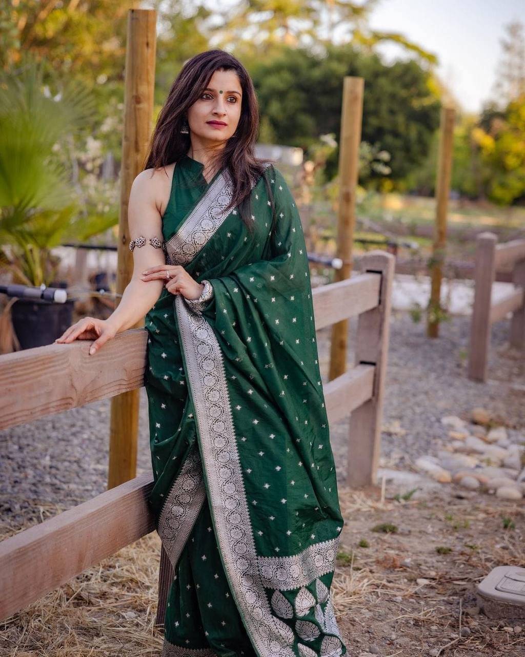 WOVEN STOCK Banarasi Silk Woven Saree With Unstitched Blouse Piece ( Green ) WOVEN STOCK Banarasi Silk Woven Saree With Unstitched Blouse Piece ( Green )