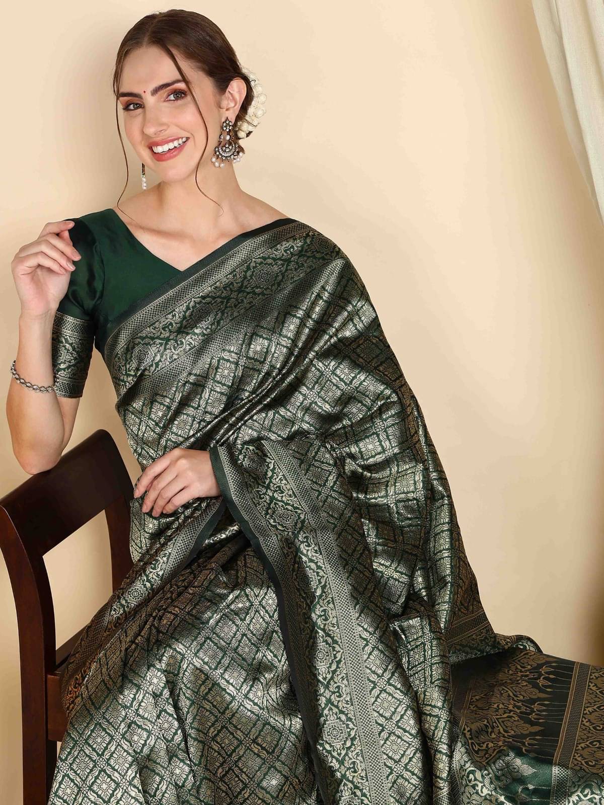 WOVEN STOCK Banarasi Silk Woven Saree With Unstitched Blouse Piece ( Green )     			WOVEN STOCK Banarasi Silk Woven Saree With Unstitched Blouse Piece ( Green )