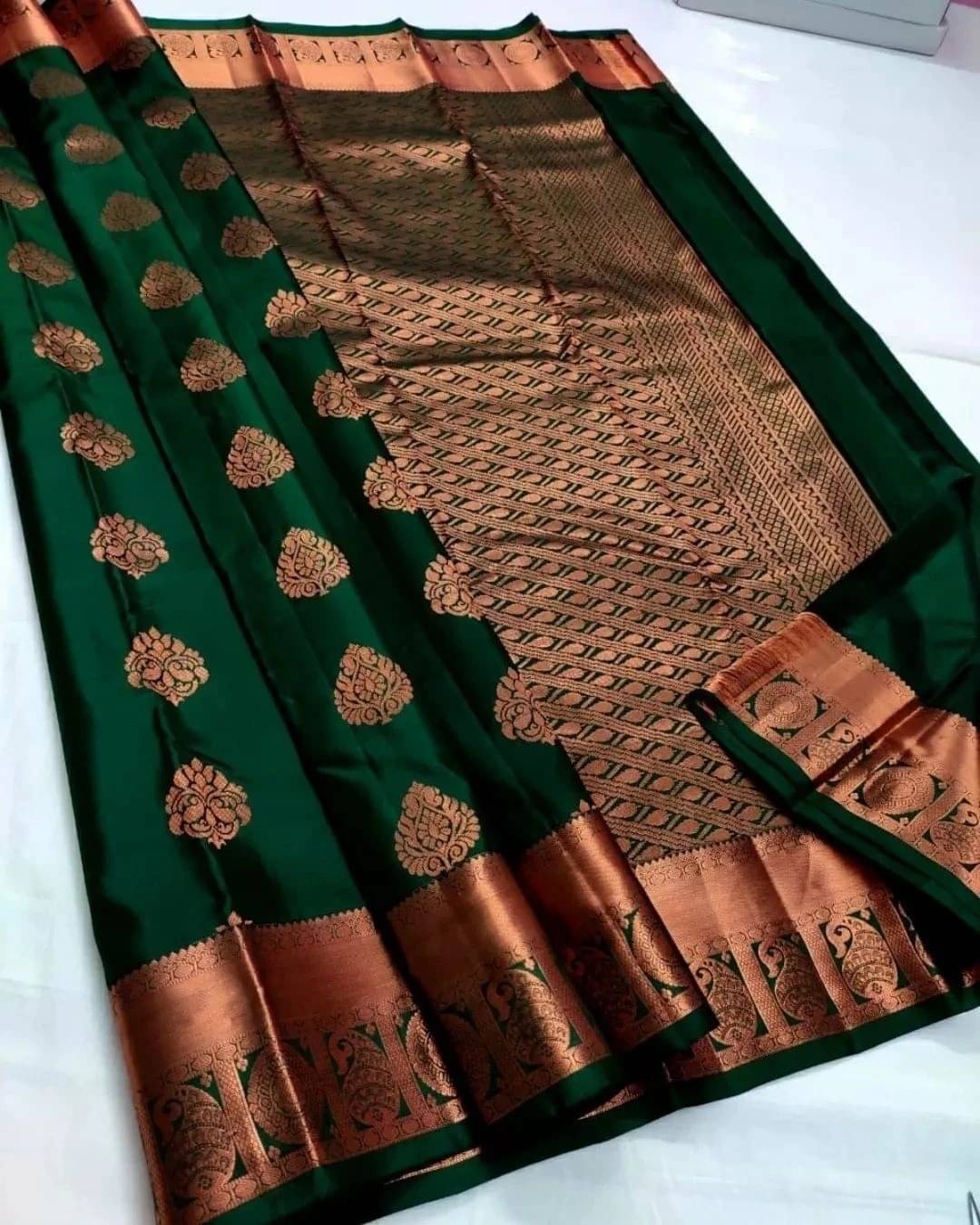 WOVEN STOCK Banarasi Silk Woven Saree With Unstitched Blouse Piece ( Green ) WOVEN STOCK Banarasi Silk Woven Saree With Unstitched Blouse Piece ( Green )