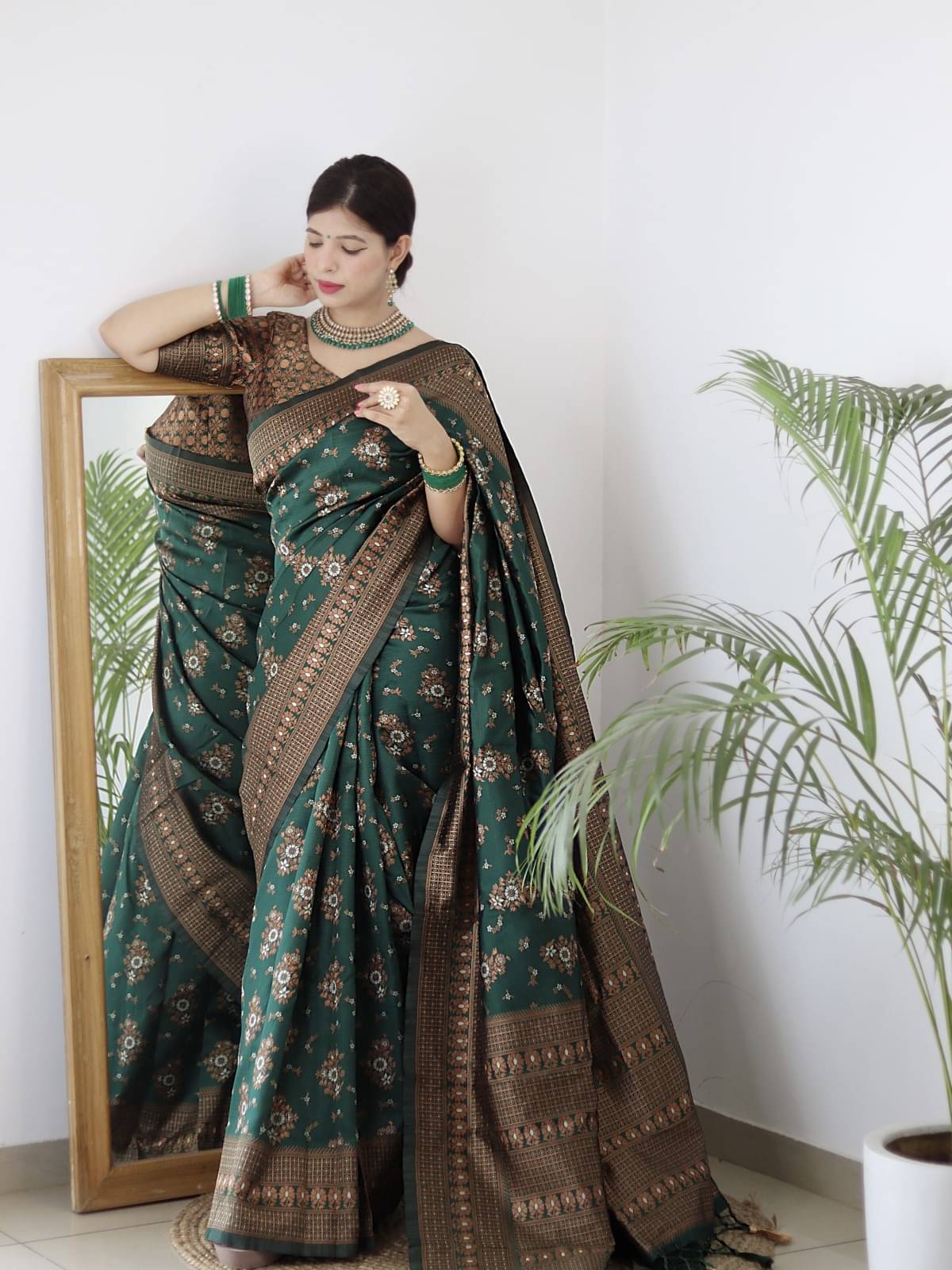 WOVEN STOCK Banarasi Silk Woven Saree With Unstitched Blouse Piece ( Green )     			WOVEN STOCK Banarasi Silk Woven Saree With Unstitched Blouse Piece ( Green )