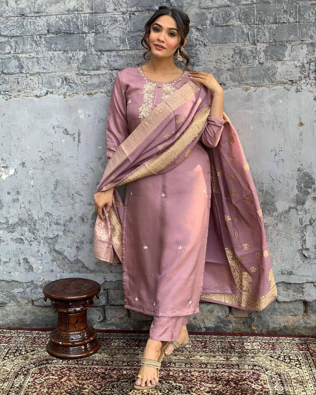     			ARISEN Store Women Chanderi Silk Embroidered Straight Kurti With Pants ( Beige )