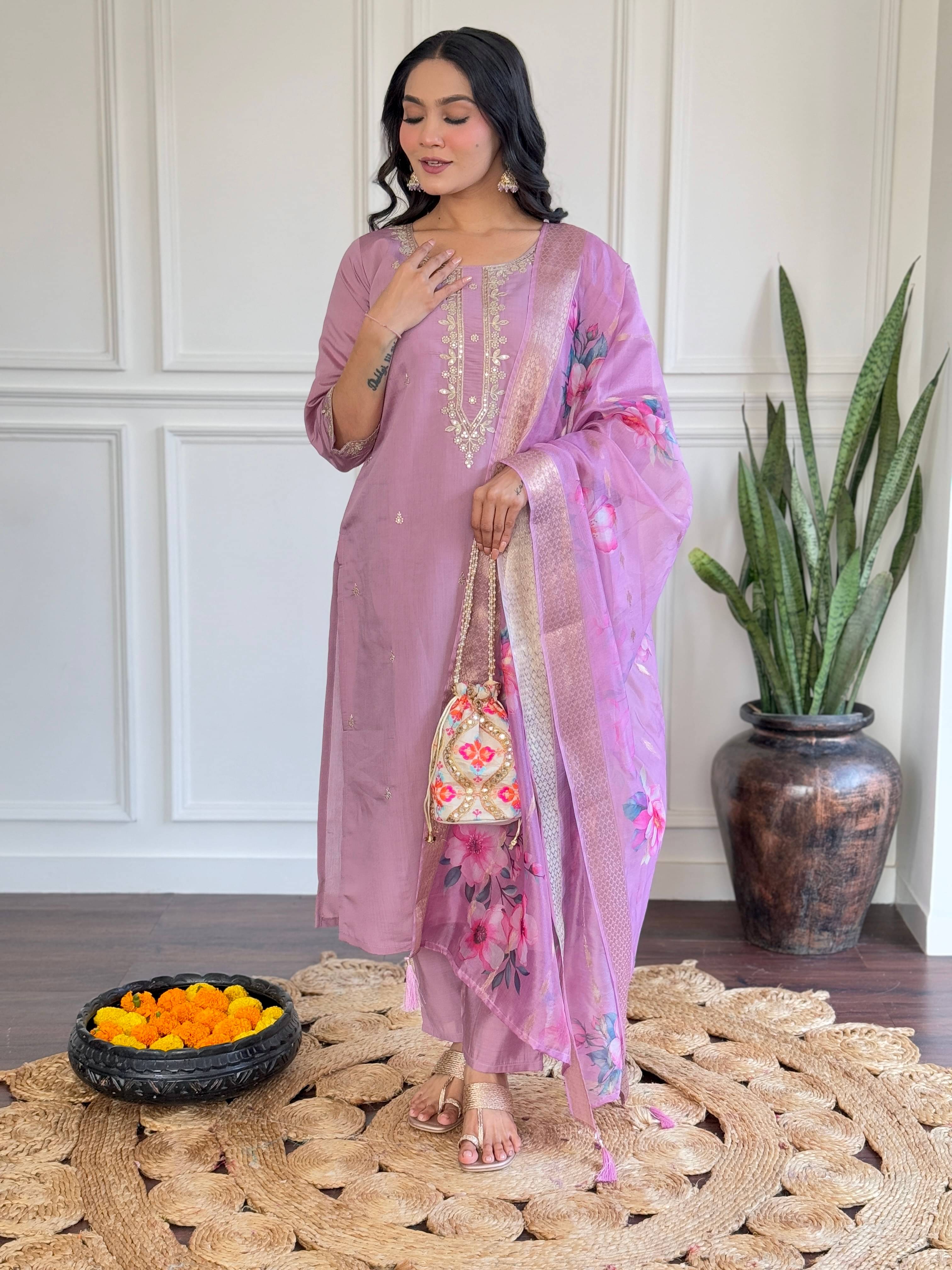     			ARISEN Store Women Chanderi Silk Embroidered Straight Kurti With Pants ( Beige )