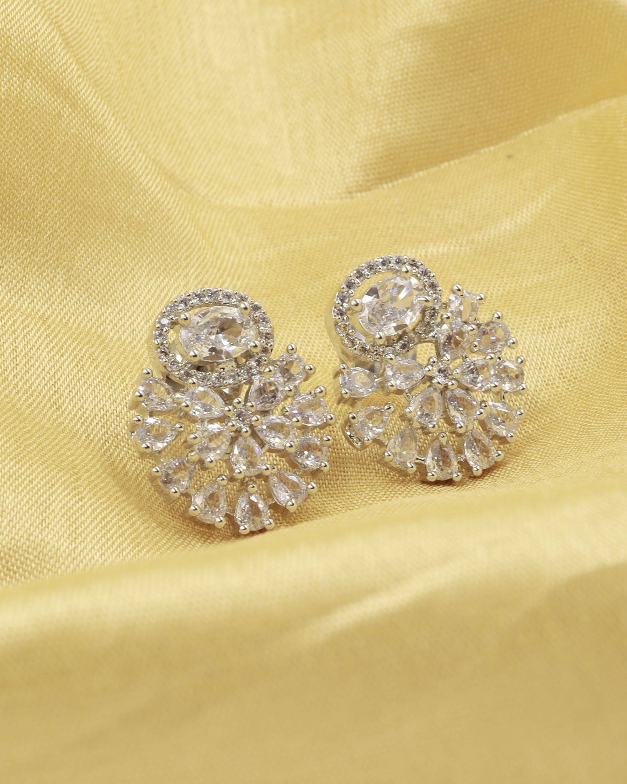     			Siraaka Fashion Jewels Silver Stud Earrings ( Pack of 1 )