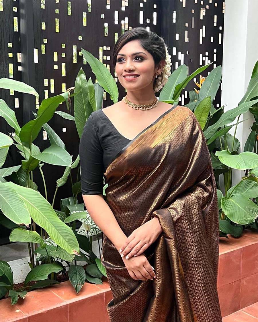 Keyura Jacquard Woven Banarasi saree With Unstitched Blouse Piece ( Black ) Keyura Jacquard Woven Banarasi saree With Unstitched Blouse Piece ( Black )