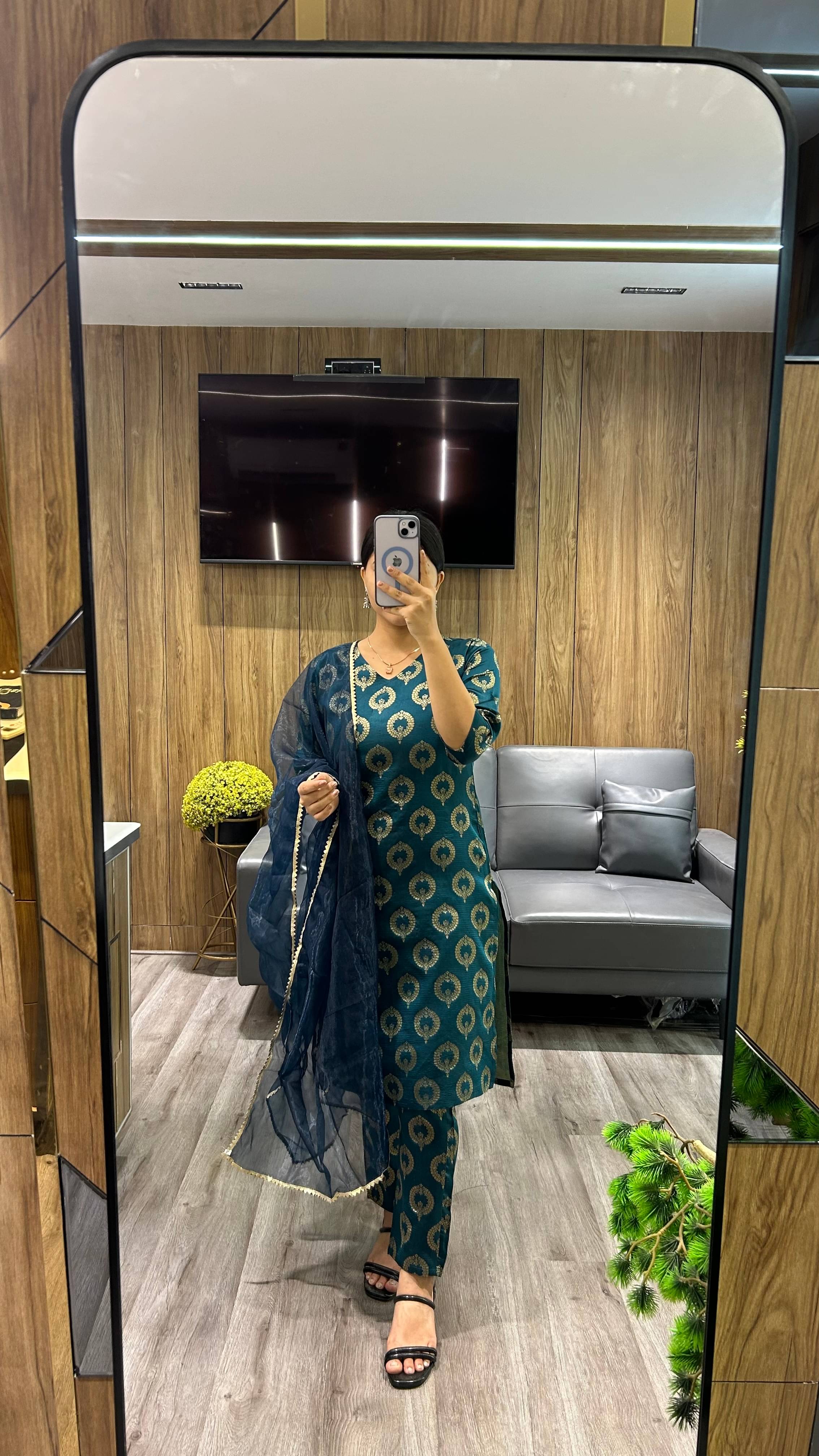     			kedar fab Women Silk Blend Printed Straight Kurti With Pants ( Teal )