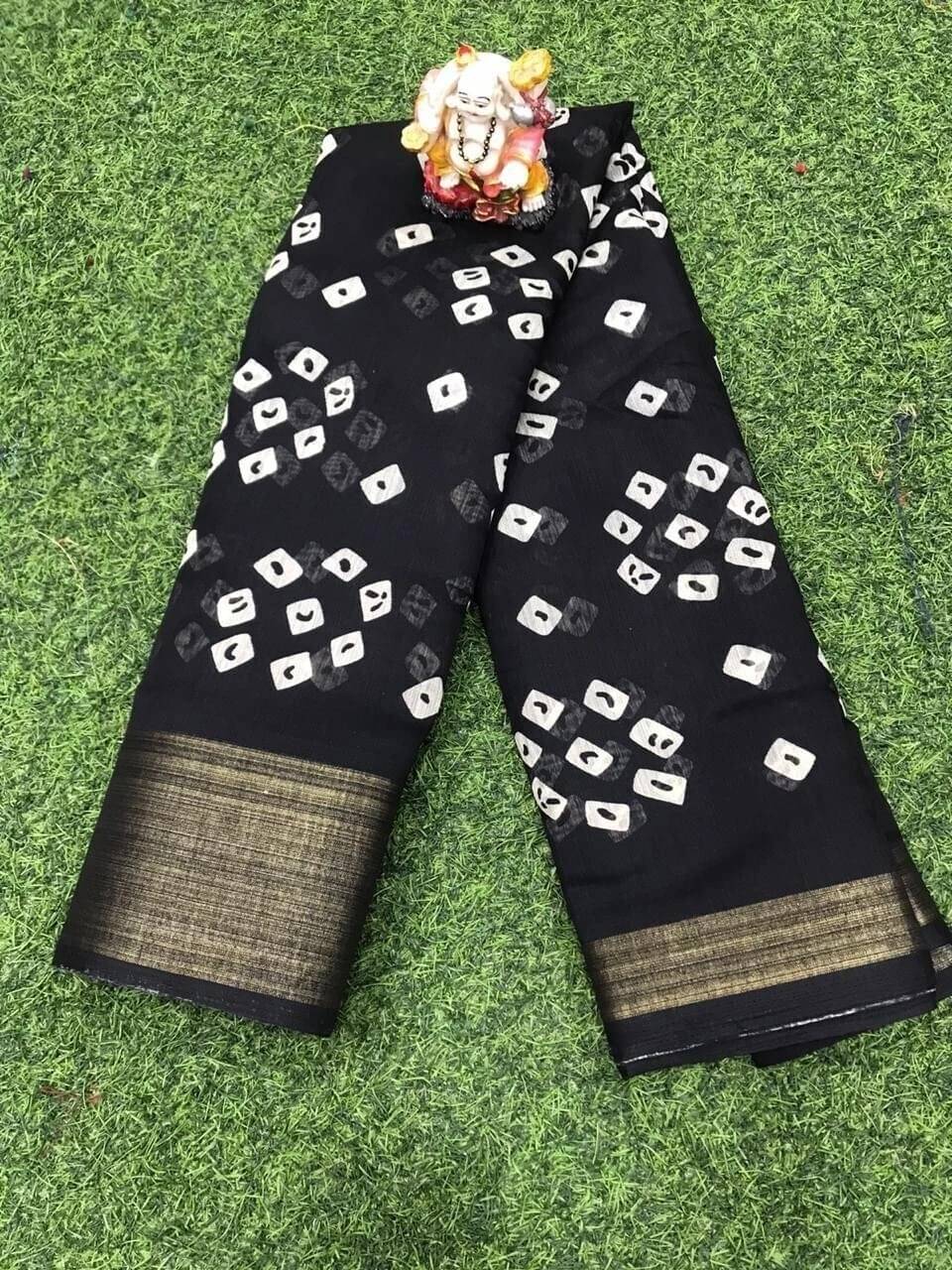 Suali Cotton Blend Printed Saree With Unstitched Blouse Piece ( Black ) Suali Cotton Blend Printed Saree With Unstitched Blouse Piece ( Black )