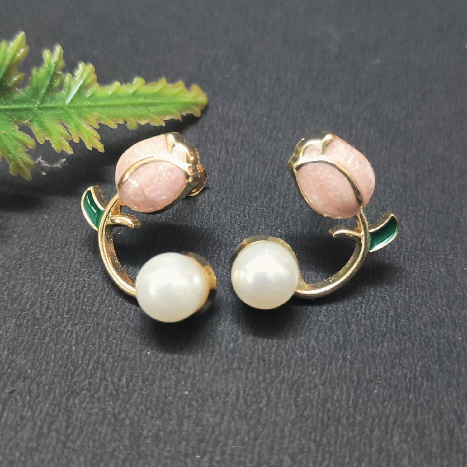     			Style Wind Peach Stud Earrings ( Pack of 1 )