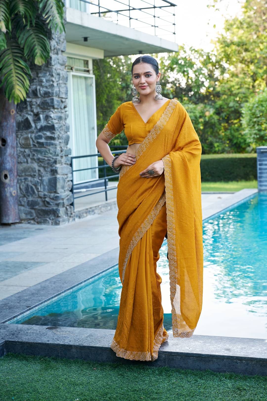     			Sitanjali Lifestyle Silk Blend Solid Chikankari Saree With Unstitched Blouse Piece ( Yellow )