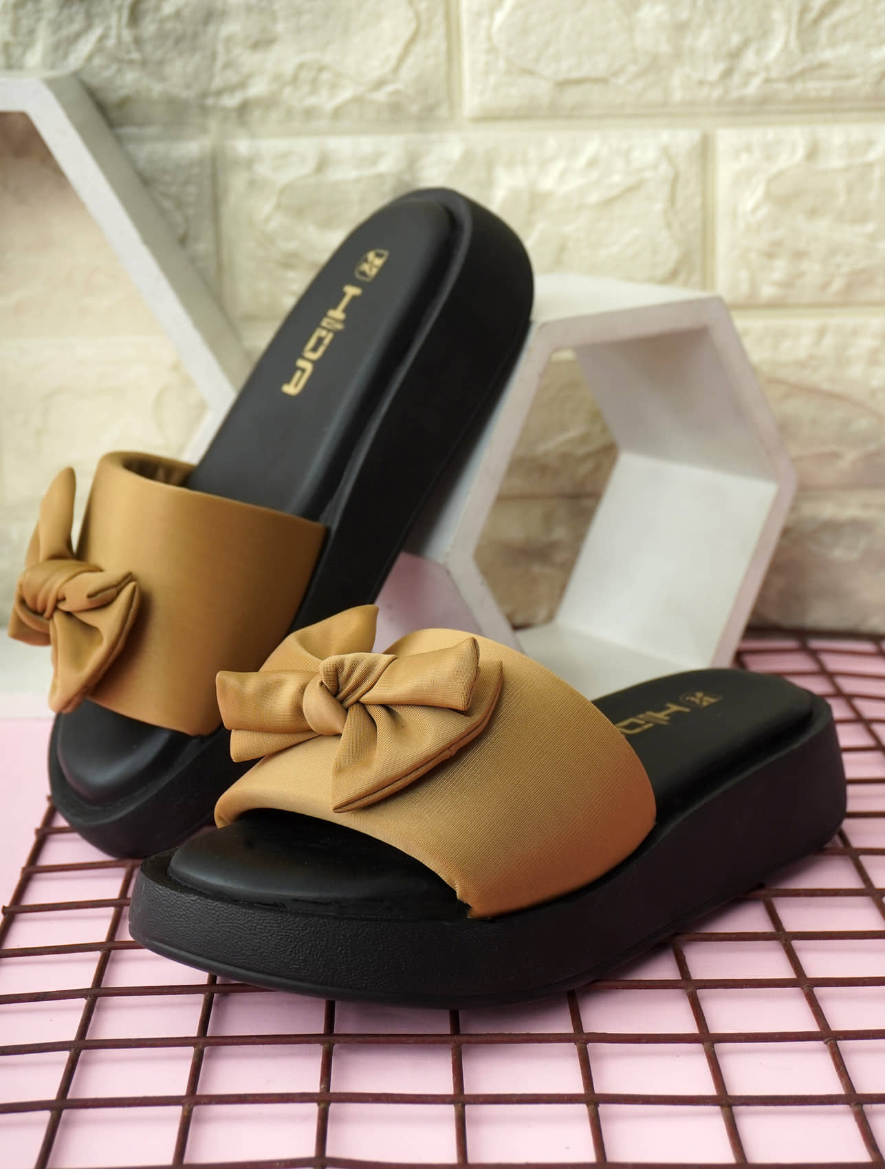 HiDa Tan Women's Flats