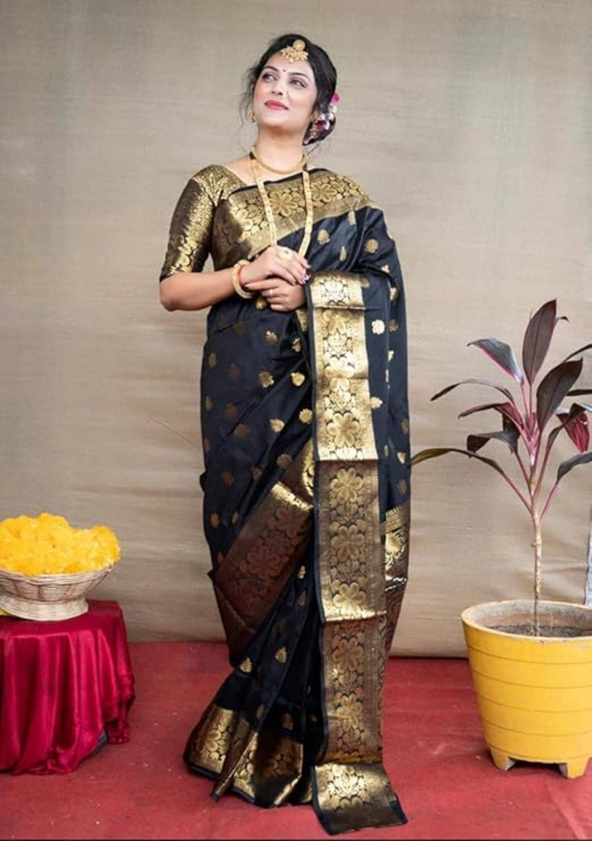     			Keyura Jacquard Woven Banarasi saree With Unstitched Blouse Piece ( Black )
