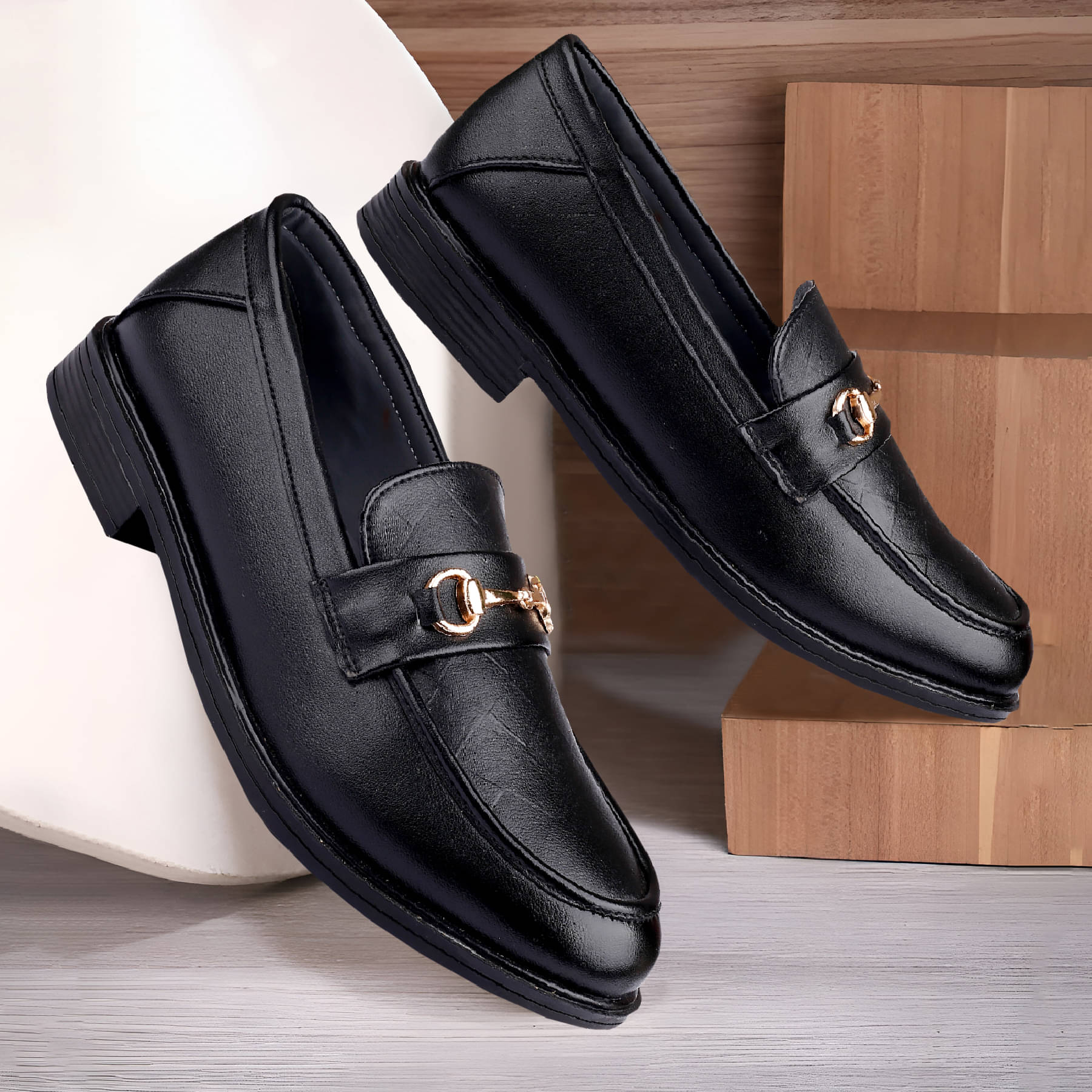     			YUVRATO BAXI Black Men's Slip on